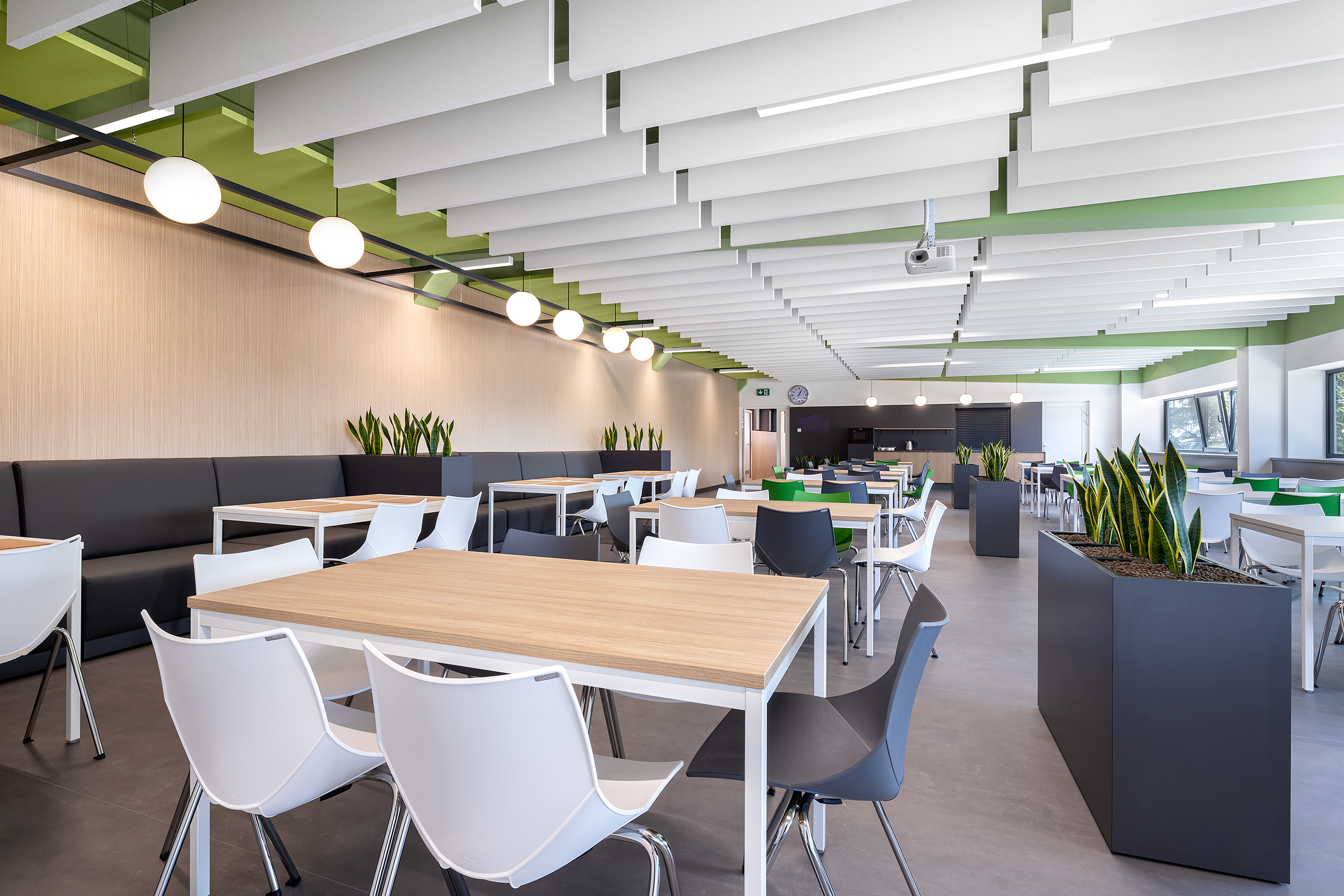 Donice oddzielają stoły, zapewniając więcej prywatności.